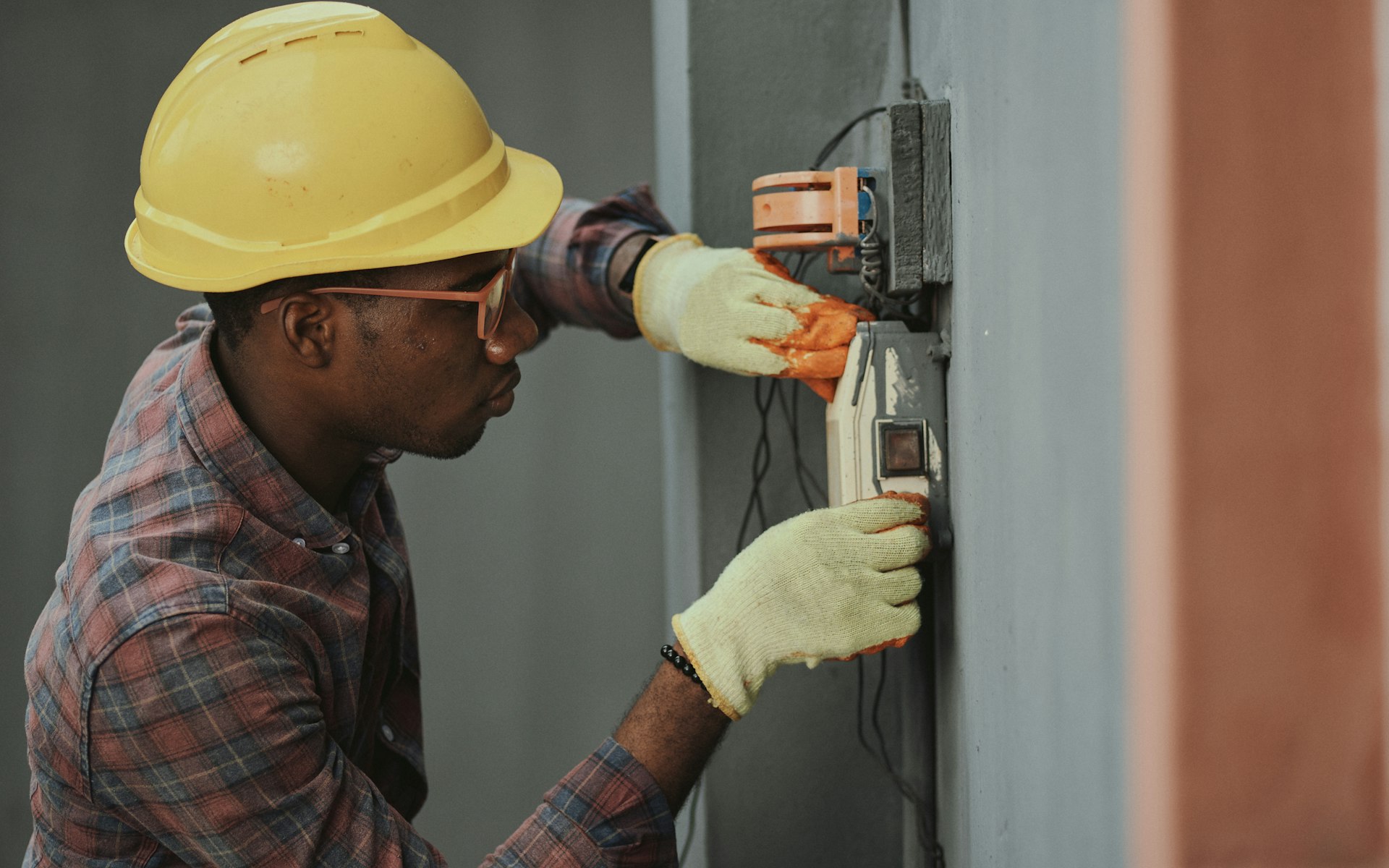 Construction Business Loans for Builders and Contractors – Tradesperson in a hard hat on a building site