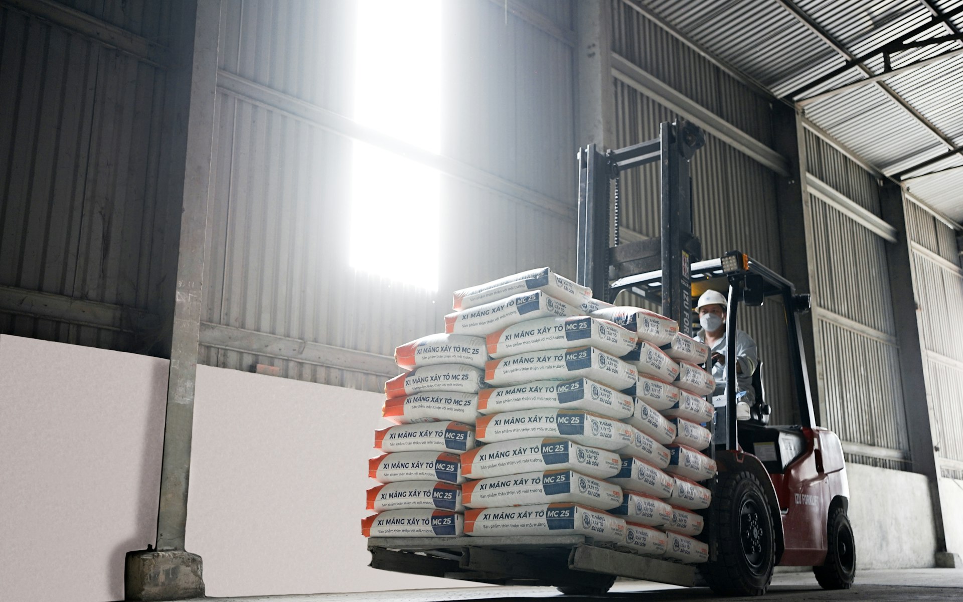 Forklift Finance for Warehouses, Yards and Factories – Forklift moving stock in a warehouse